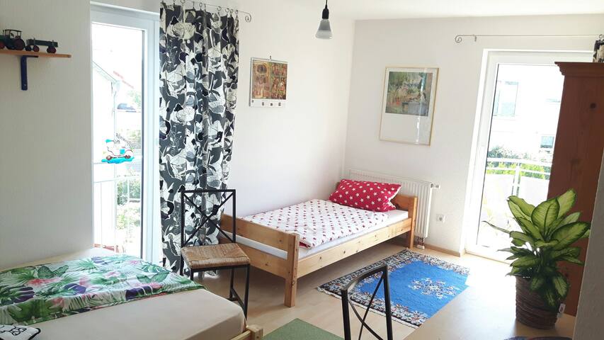 Helles Zimmer mit Burgblick