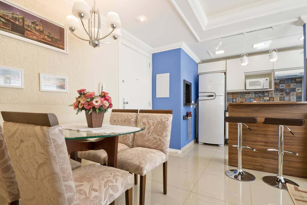 Sala de Estar / Jantar equipada com requinte para atender a todos.