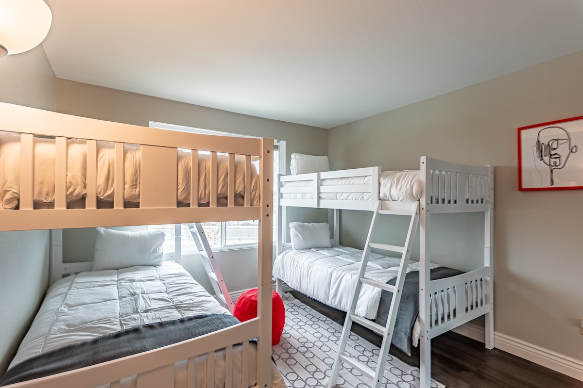 3. spálňa pre hostí s dvoma novými poschodovými posteľami. Zrkadlová skriňa s komorou vo vnútri na ďalšie úložné priestory. Televízor Roku na stene. 