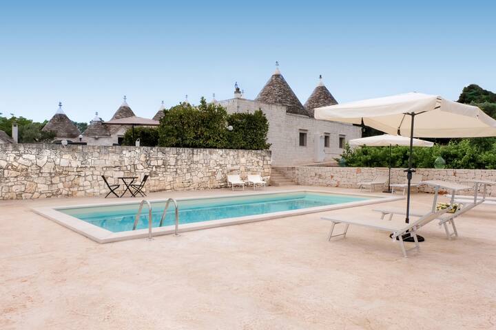 Apulia trullo “Il Vigneto Sole” with private pool