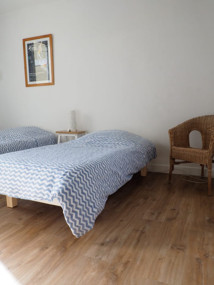 Спалня 6: 2 легла 90 x 190
градинска страна