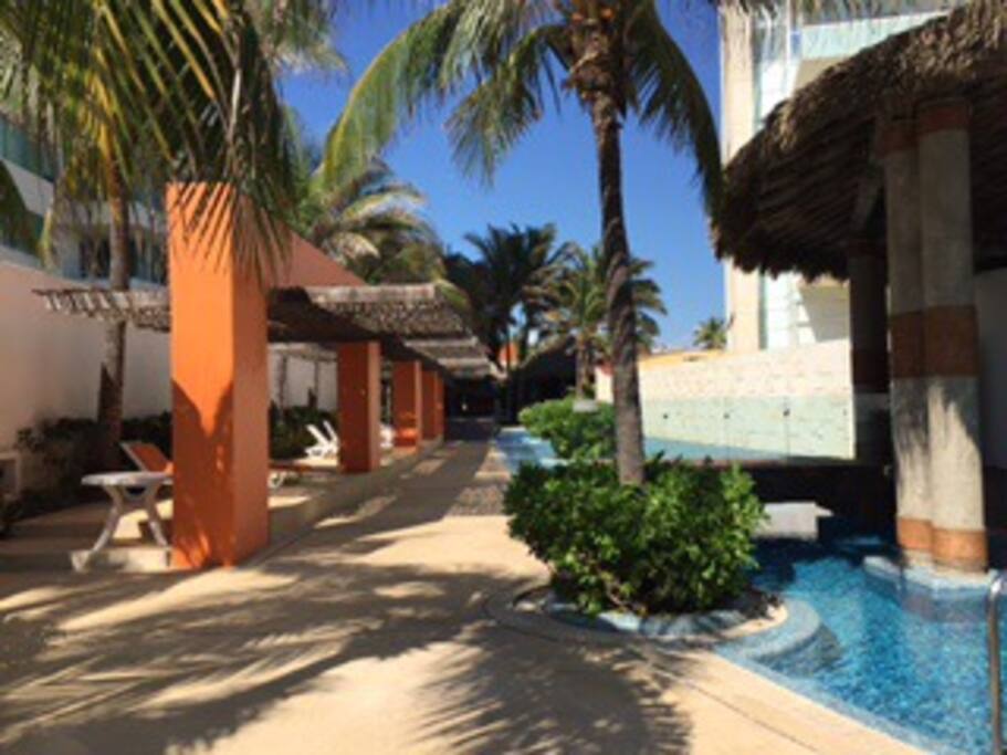 Club de playa con servicio de bar, alberca, jacuzzi, toldos, palapas y camastros