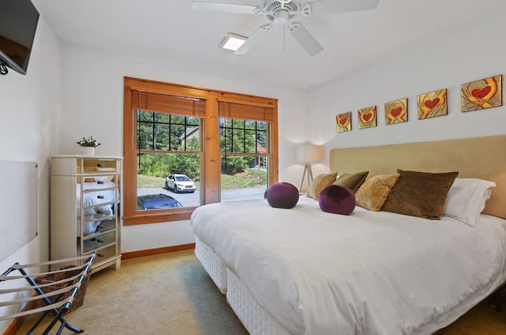 Საძინებელი 3 - დიდი ზომის საწოლი HD-ეკრანიანი ტელევიზორით