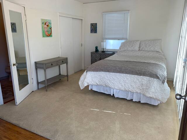 Cozy Sunlit Studio minutes from Downtown