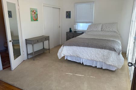 Cozy Sunlit Studio minutes from Downtown