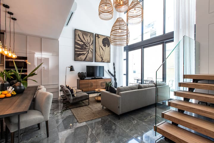 Upmarket Duplex Unit in the Heart of Sea Point (1)