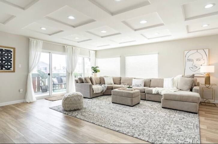 1 Block to Sand Huge 4BR/3BA Modern Duplex gallery image 2