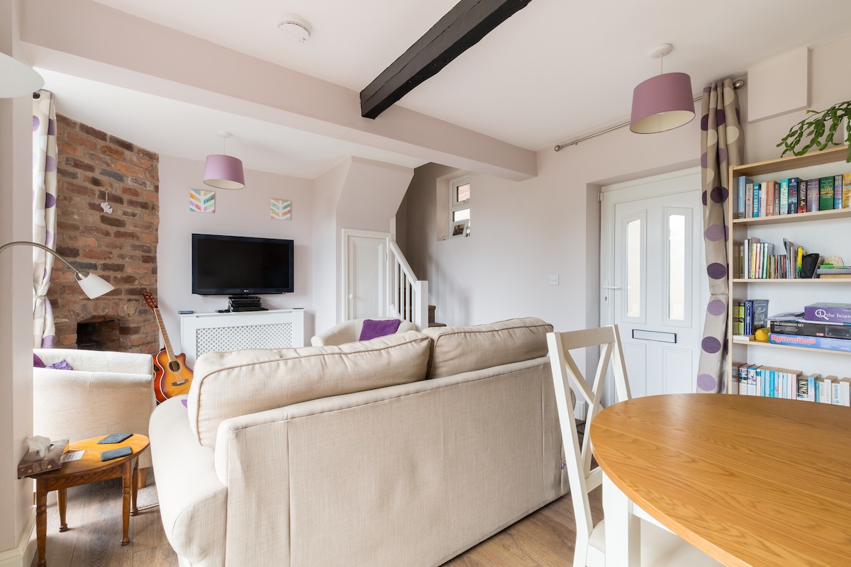 Top performing Airbnb: Early 19th cent. 2 bedded cottage near University. in St. Peter The Great County