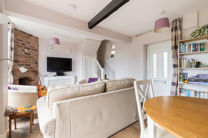 Маса за хранене с четири стола. Петият стол е в спалнята на първия етаж.