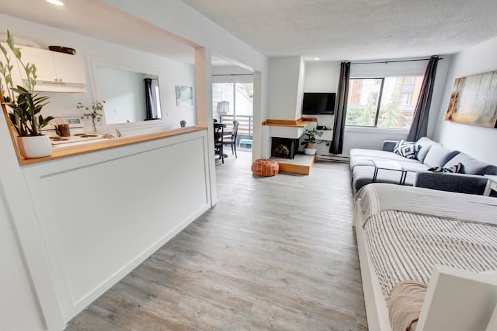 Walk to lake and gondola, Big updated Studio