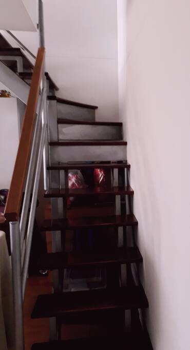 ESCALERA AL AREA DE DORMITORIO Y TERRAZA