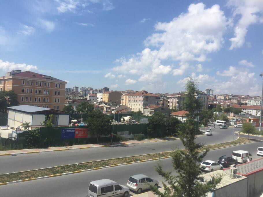 Ana cadde ve ulaşım kolaylığı