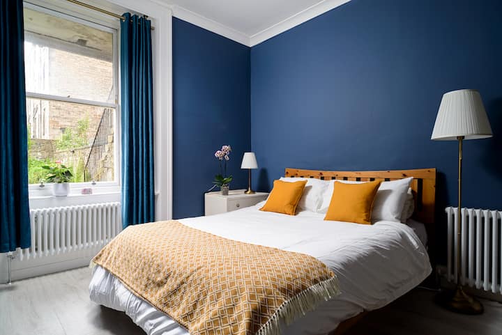 Chambre 2. Le lit est un super king size.