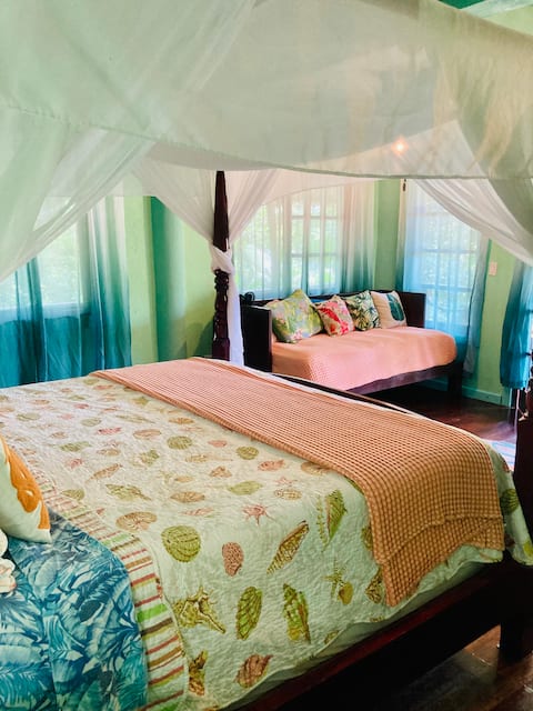 Dolphin Bay Hideway - Bay Room
