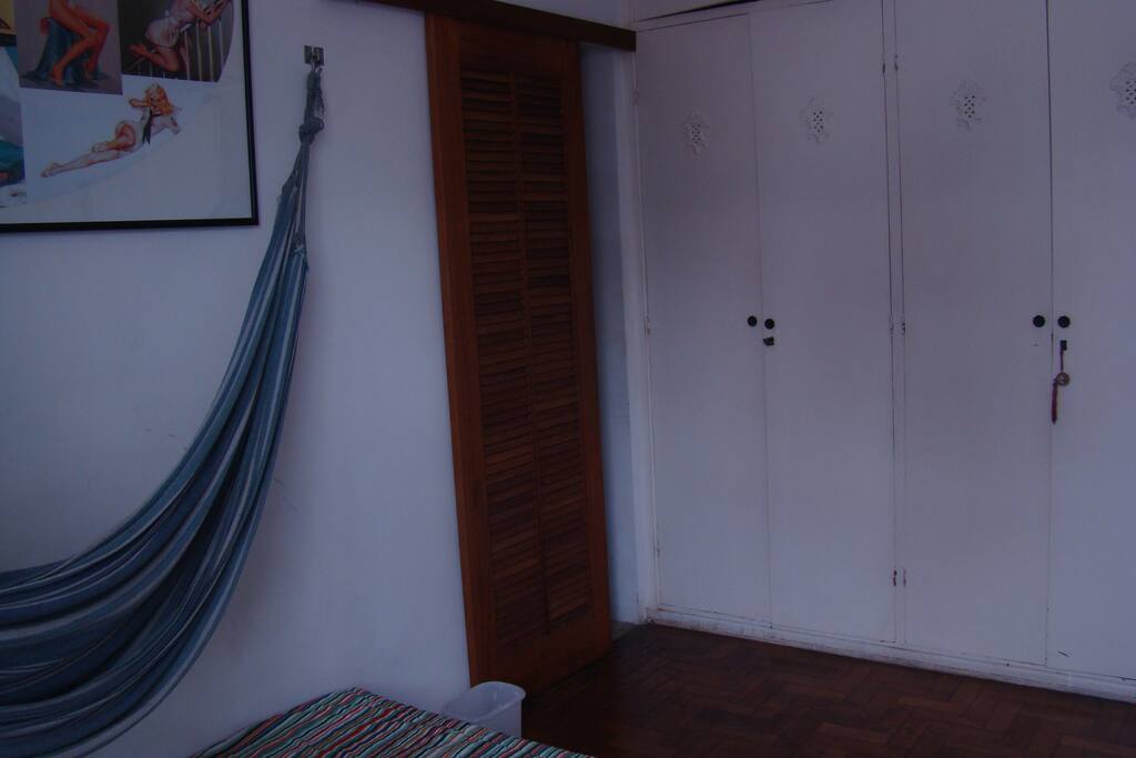 Quarto espaçoso e arejado com rede / Large and airy bedroom with hammocks