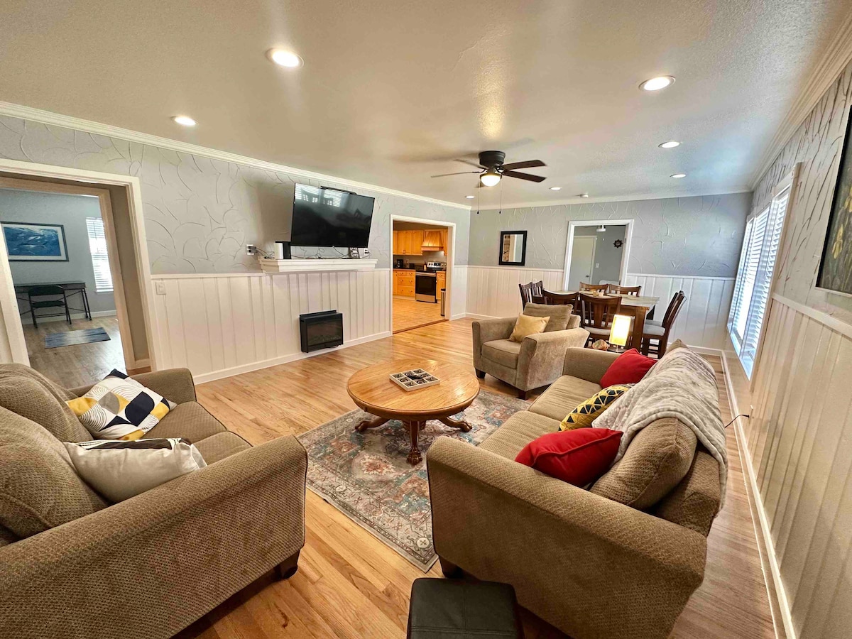 Top performing Airbnb: Sleeps 8: Family and Pet Perfect, Large Yard in Texas