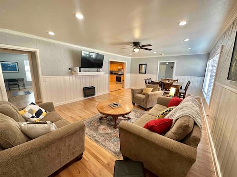 Top performing Airbnb: Sleeps 8: Family and Dog Perfect, Large Yard in Texas