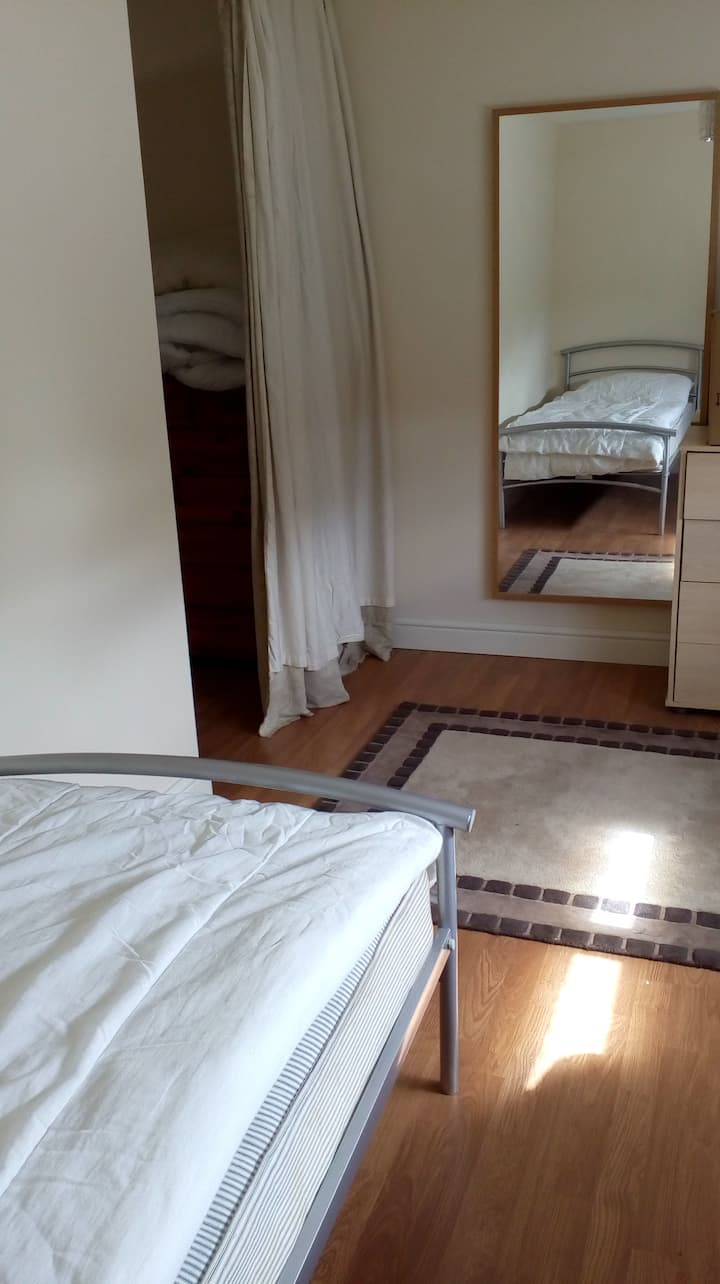 Spálňa 5 s jednolôžkom, prístup je cez hlavnú spálňu