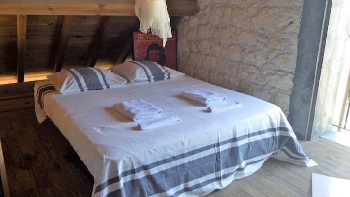 Spavaća soba 2 s kadom, umivaonikom
i WC školjkom