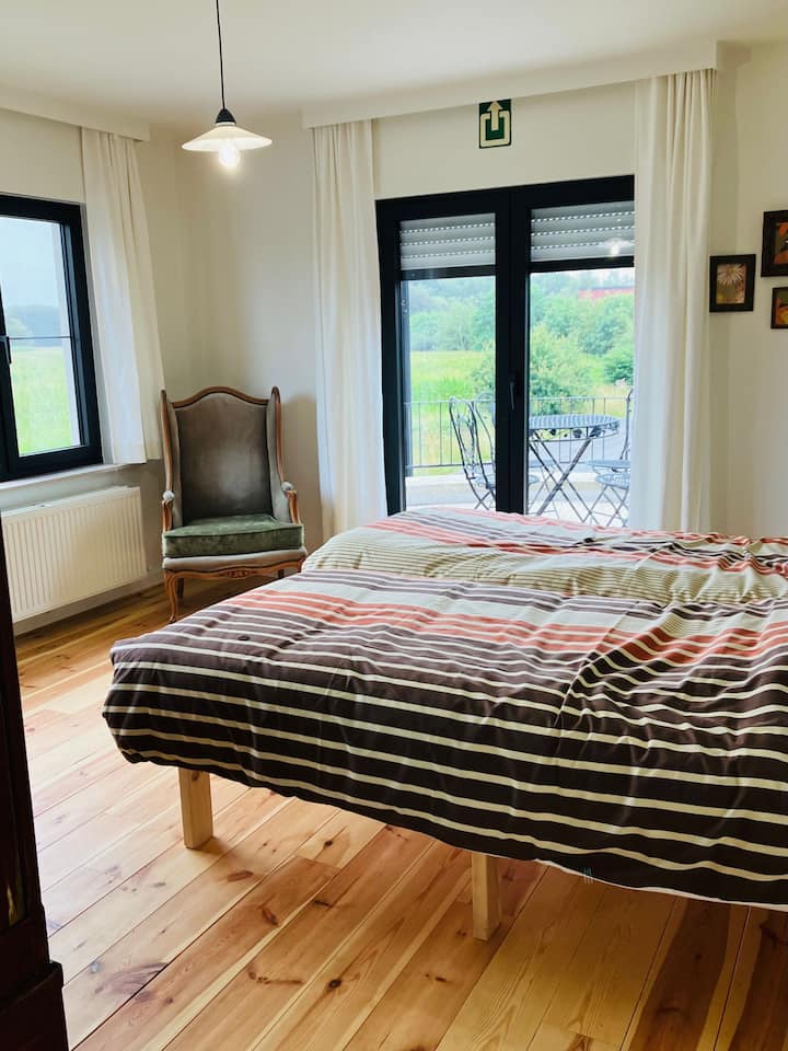 Შემოდგომის ოთახი (1-ლი სართული)