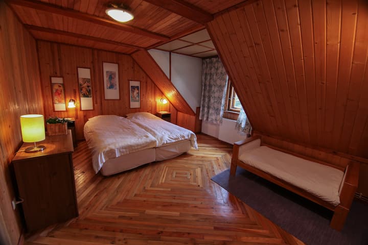 Stort sovrum nr 4 på övervåningen i Mucha-stil
