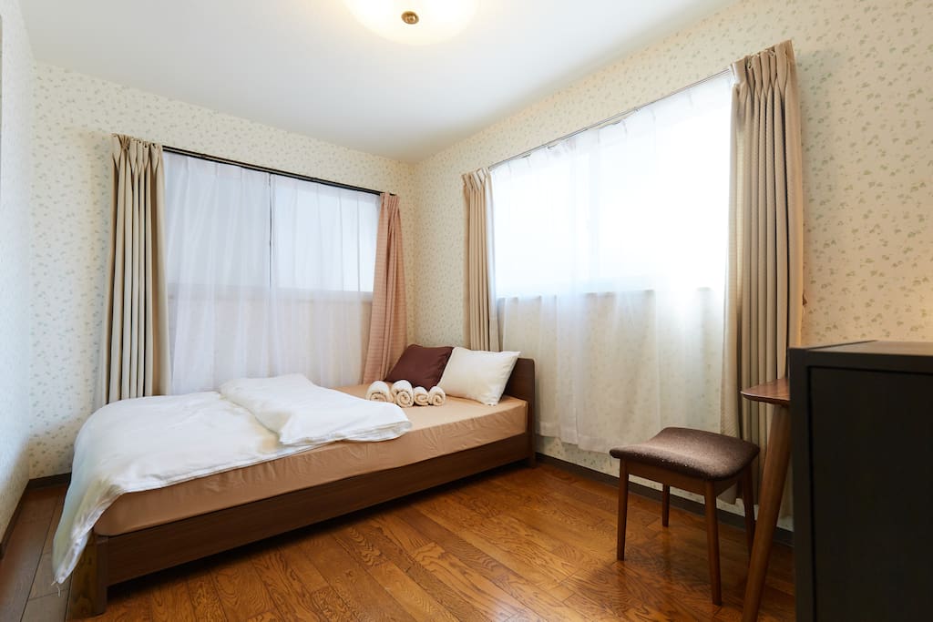 Second Bed Room with a double size bed. 副寝室ダブルサイズベッド