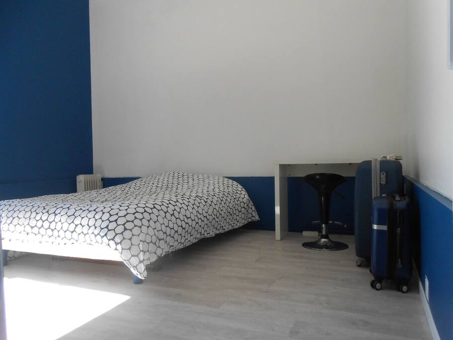 Chambre avec lit double, rangements