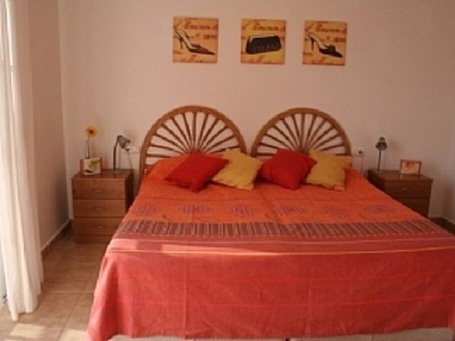 Master bedroom (zip and link bed)