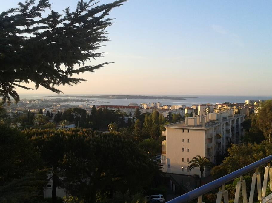 Vue mer et sur les îles de Lérins depuis la terrasse