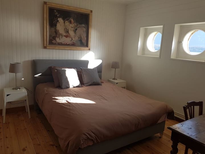 Първи етаж. Капитанска спалня с изглед към езерото