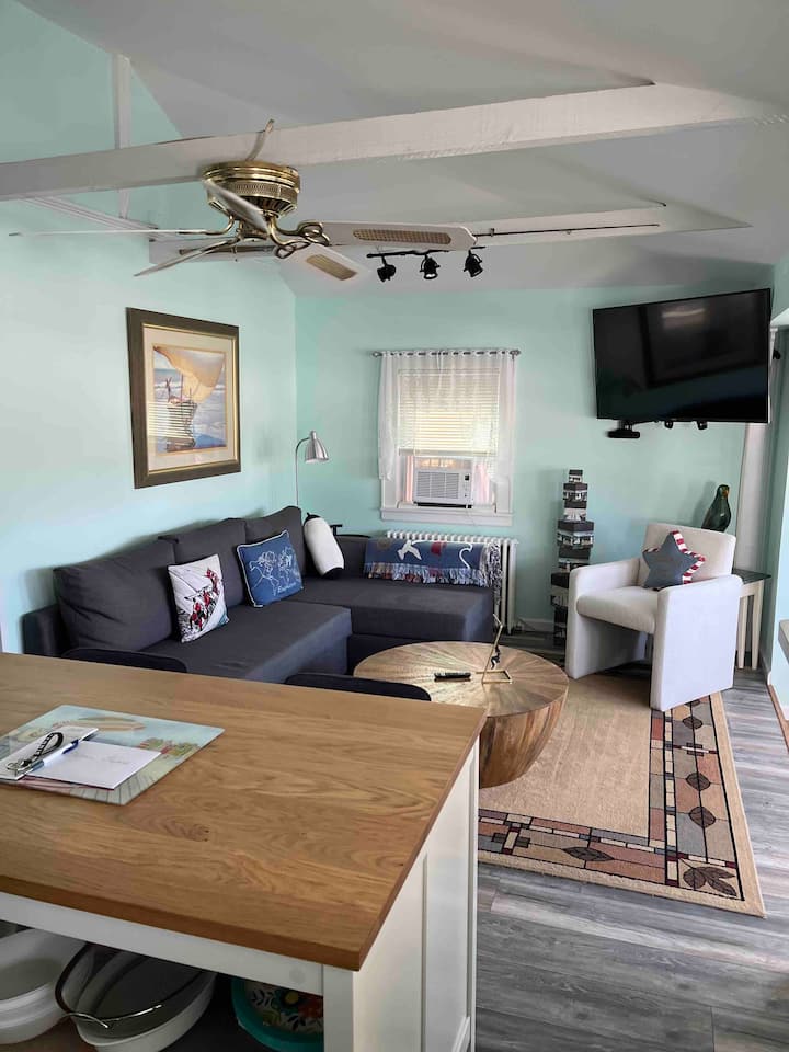Waterfront Cottage With Dock In Freeport, N.y. - Long Beach, NY