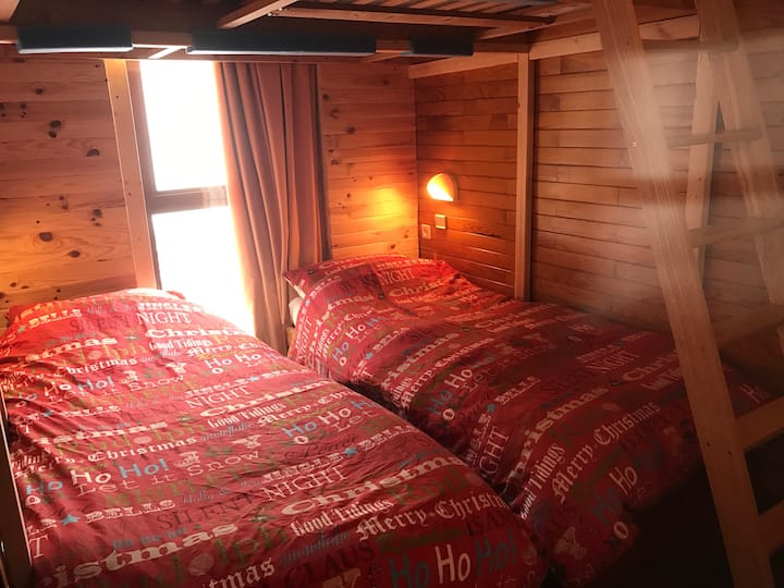 Უფრო მაღალი საწოლი 2 ერთადგილიანი ან ორადგილიანი საწოლის ზემოთ.