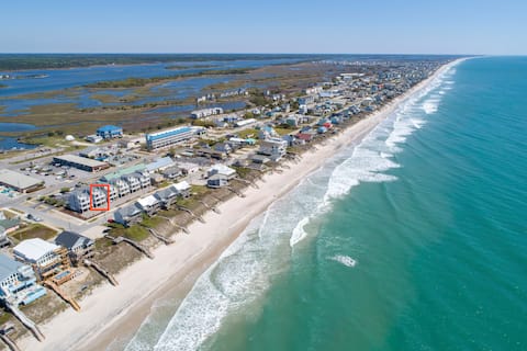 Successful Airbnb property: Spacious Highend Home just steps to Beach and Town in Surf City