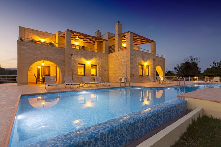Traditional Stone Villa, 6 BD, 6 BA, private pool