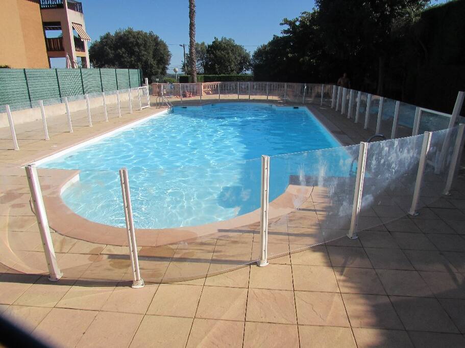 Vous avez accès à la grande piscine sécurisée de la résidence où les enfants et parents en profitent toute la journée