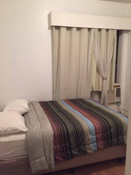 Quarto com cama de casal e ar condicionado / Bedroom with air conditioning and twin size bed