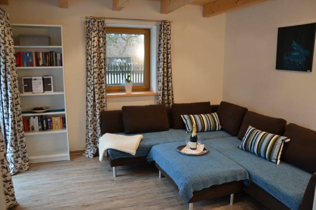 Wohnzimmer mit Bücherregal zum lesen