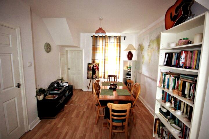 Home Away From Home 家外之家 A