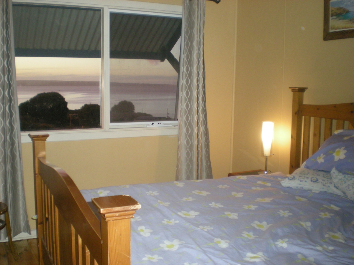 חדר שינה ראשי עם נוף לים!