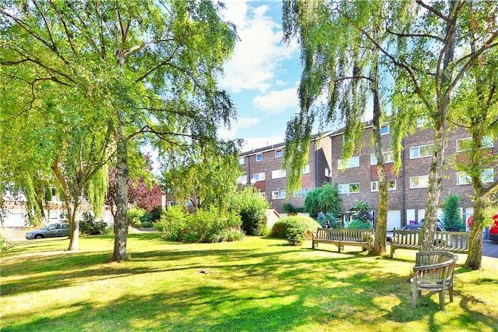Capstan Square, private and off street, nestling by the quiet river traffic and wildlife. Parking and private gardens for residents use only. No through traffic or noise.