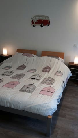 Ruime kamer...van alle gemakken voorzien ..bij bos