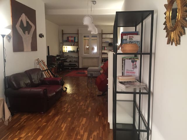 stanza con divano letto matrimoniale Francese