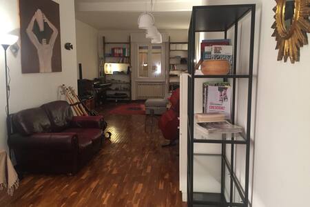 stanza con divano letto matrimoniale Francese