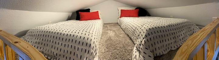 Des matelas jumeaux en mousse à mémoire de forme de 10pouces complètent la zone de couchage du loft.