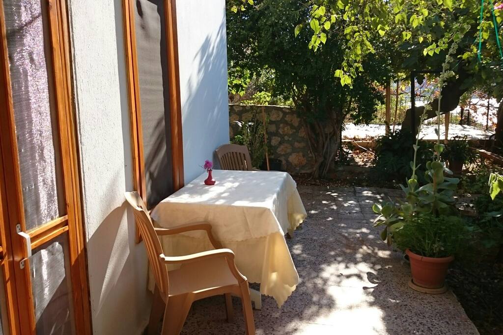 there is a sitting place front of the room.
Odanın önünde bahçeye bakan oturma alanı