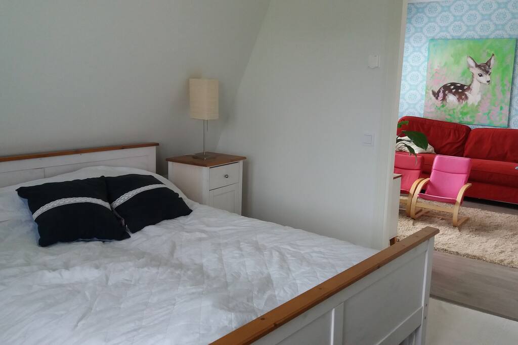 Yläkerta makuuhuone parisängyllä/Upstairs bedroom with doublebed 160cm