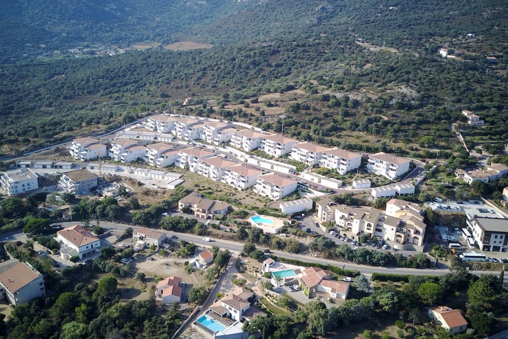 Vue aérienne du domaine à flan de colline.