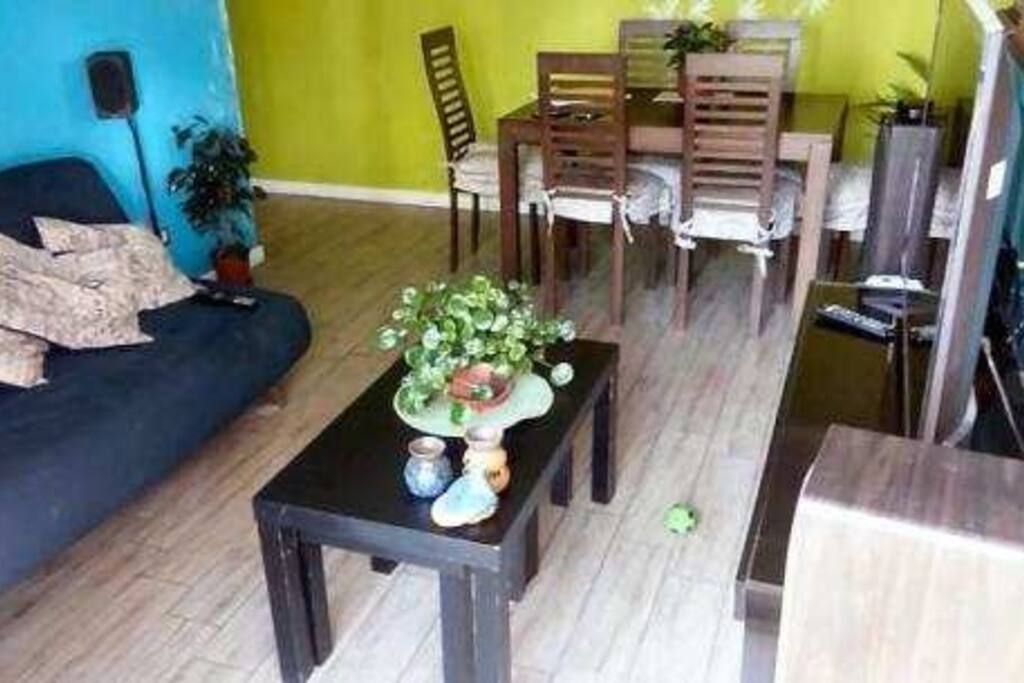 Amplio Living/Comedor con vista nor-poniente en piso 16. Cuenta con Televisión 4k, Sonido de alta fidelidad Reciver 5.1 y balcón con vista panorámica de Santiago desde el piso 16.