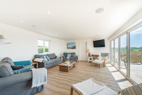 Top performing Airbnb: Luxury Holiday Home with Hot Tub & Sea views in St. Merryn