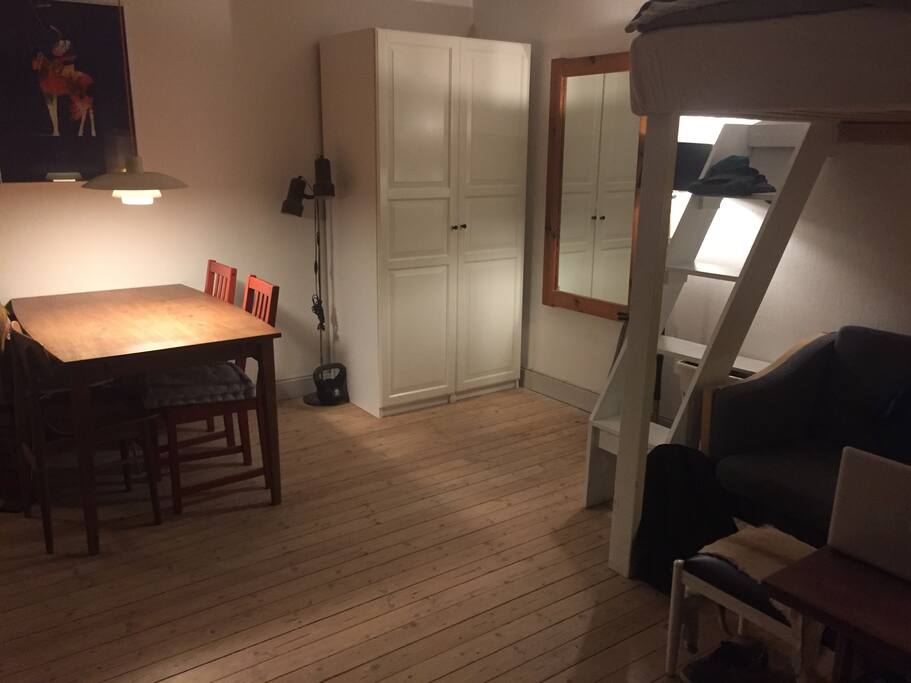 Hyggelig spisesektion på værelset